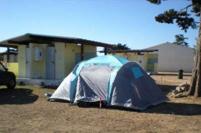 Tenda grigia e blu davanti a un edificio con tetto a capanna.