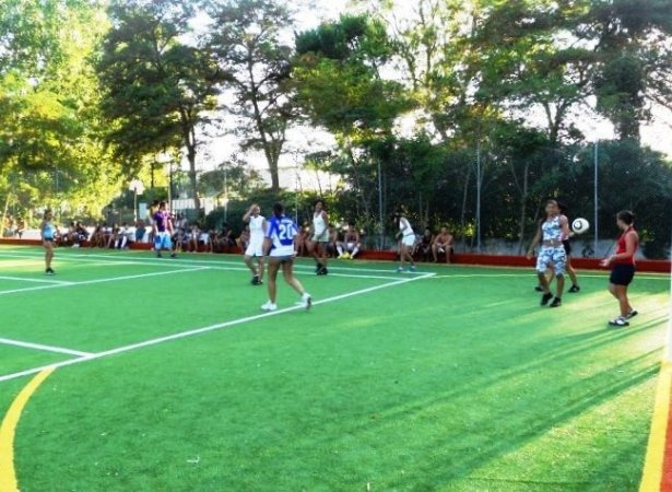 Campo sportivo all'aperto con persone che giocano.