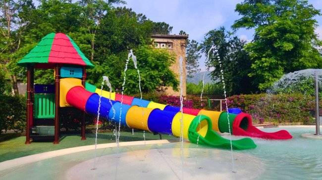 Scivolo colorato in un parco acquatico per bambini.