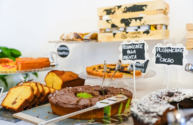 Dolci assortiti su un tavolo, tra cui plumcake alla menta e al cacao.