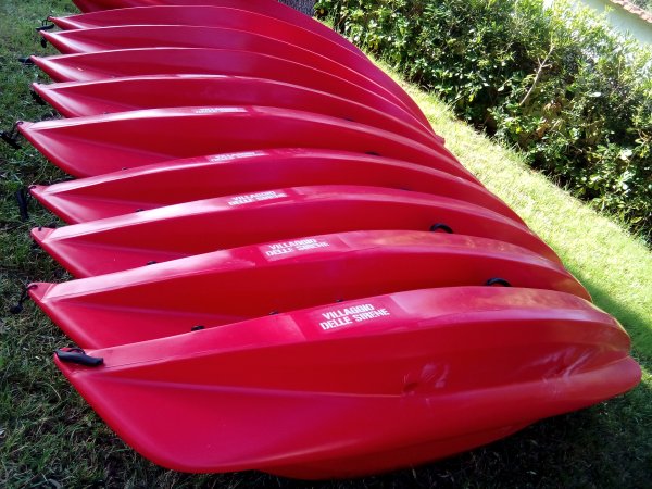 Kayak rossi su un prato.