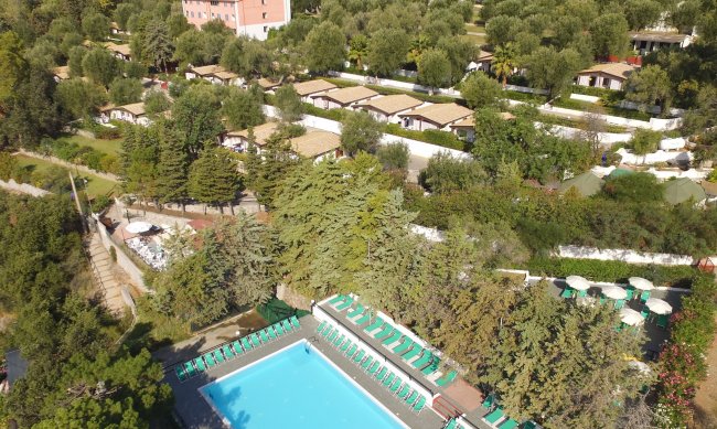 Vista aerea di una piscina con lettini.