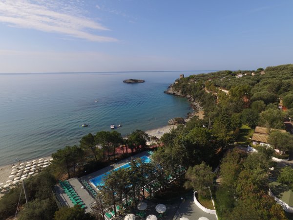 Costa con spiaggia e piscina vicino al mare.