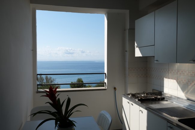 Cucina moderna con vista mare.
