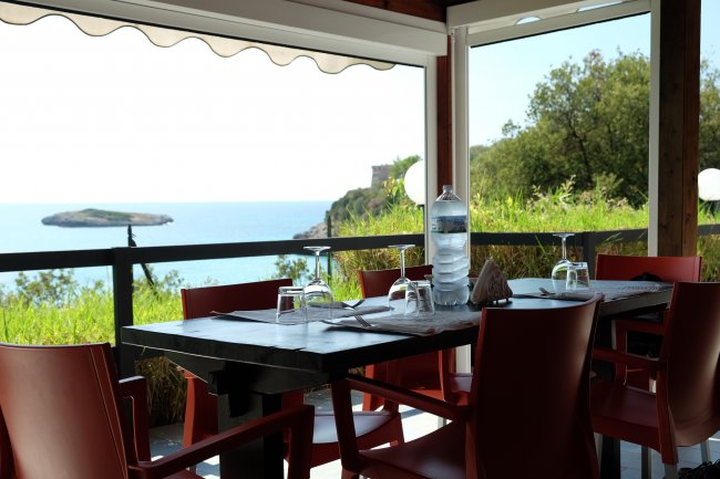 Vista mare da un tavolo apparecchiato in un ristorante.