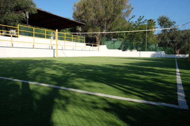 Campo da pallavolo su erba sintetica all'aperto.