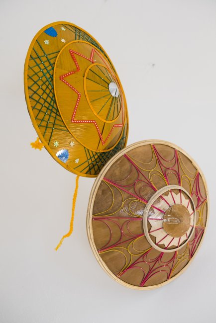 Due scudi decorativi rotondi con motivi geometrici gialli e rossi.