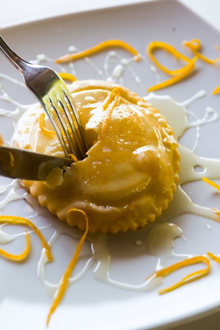 Dolce tondo al coltello con glassa e scorze.