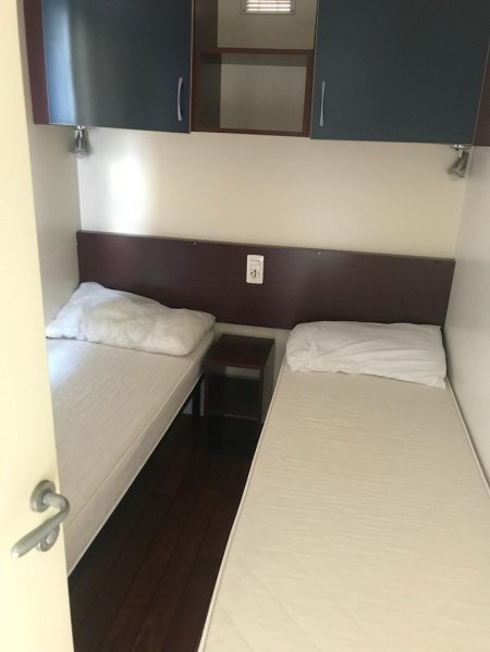 Due letti singoli e armadietto sopra.