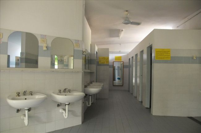 Stanza con lavandini e specchi.