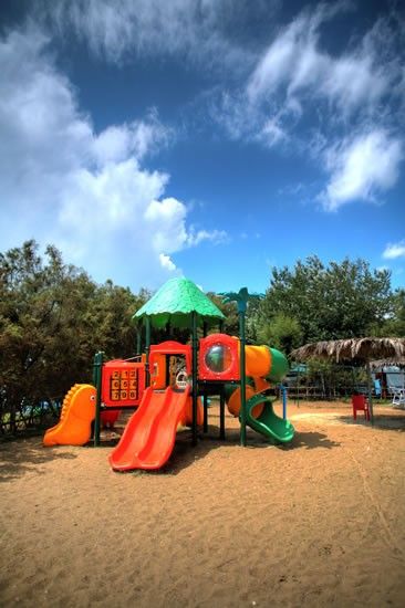 Parco giochi colorato con scivoli.