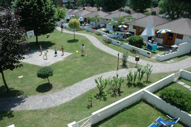 Complesso residenziale con giardino e area giochi.