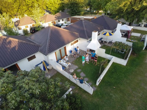 Villette con area esterna, persone e barbecue.