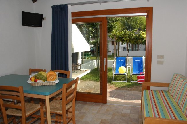 Soggiorno con porta scorrevole su un giardino.