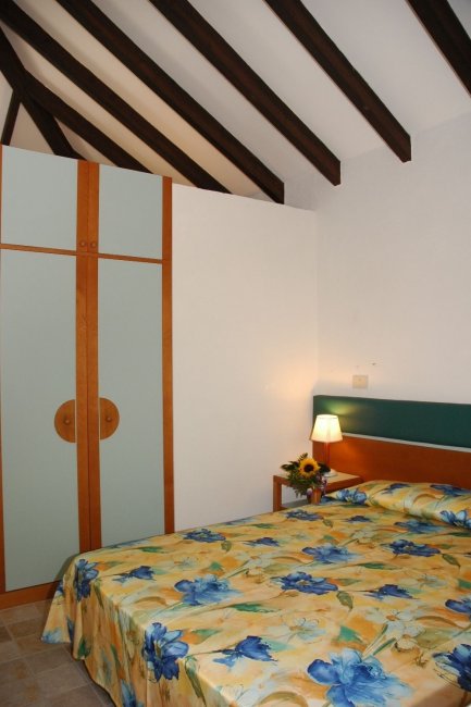 Camera da letto con letto matrimoniale e armadio.