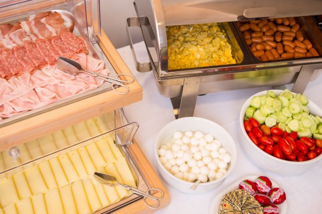 Salumi, formaggi, uova e verdure in un buffet.