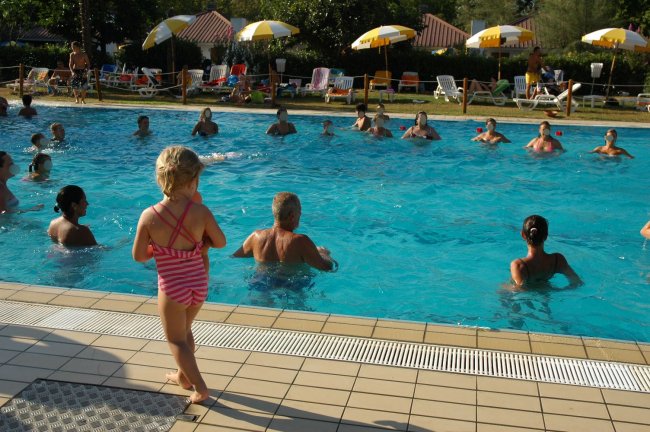 Persone fanno esercizi in una piscina.