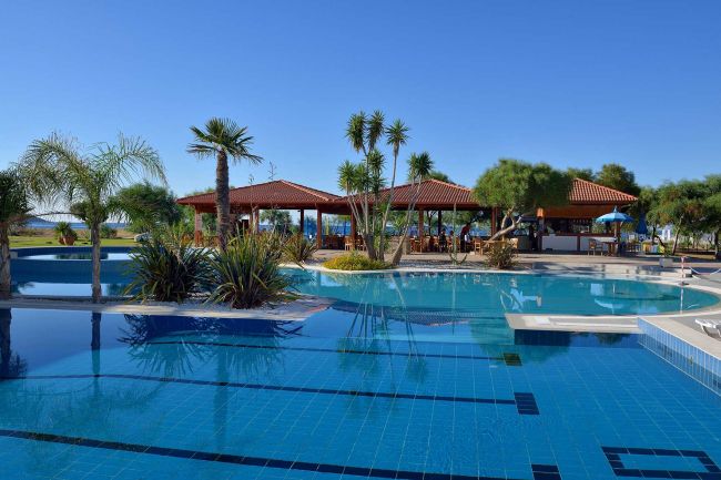 Piscina con palme e gazebo rosso.