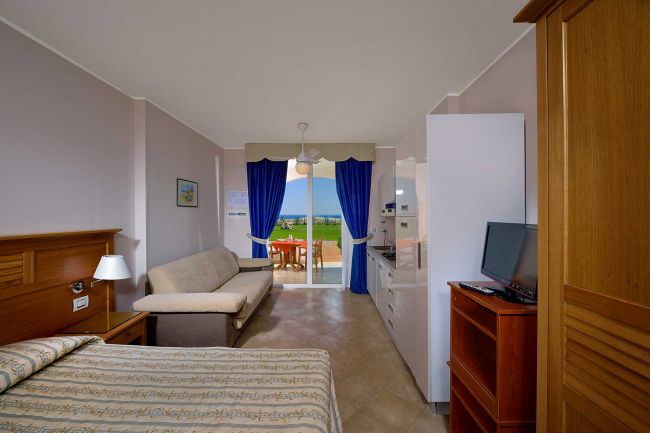 Camera con divano, letto e vista mare.
