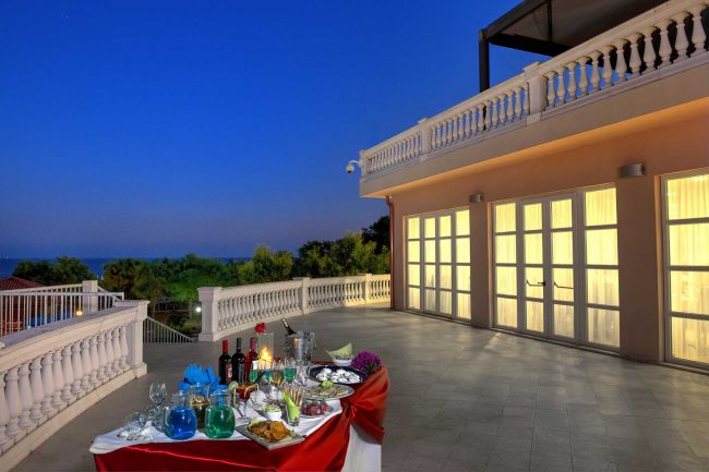 Terrazza con tavolo imbandito, vista panoramica.