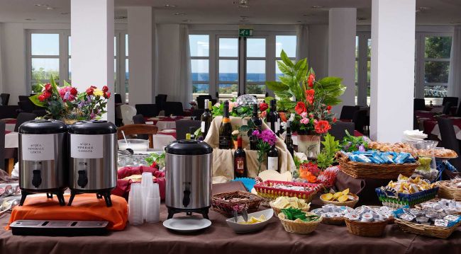 Buffet con bevande e snack in interni eleganti.