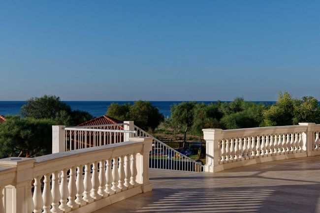 Terrazza con vista mare e ringhiere bianche.
