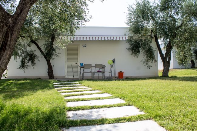 Sentiero di pietre verso una piccola casa bianca.