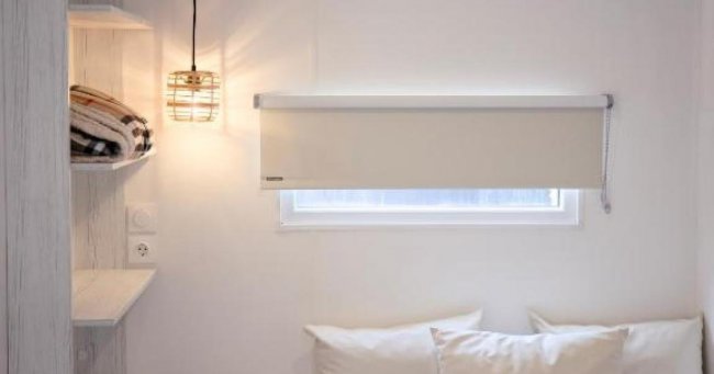 Mini finestra con tenda, scaffali e lampada.