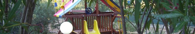 Giochi colorati per bambini tra gli alberi.