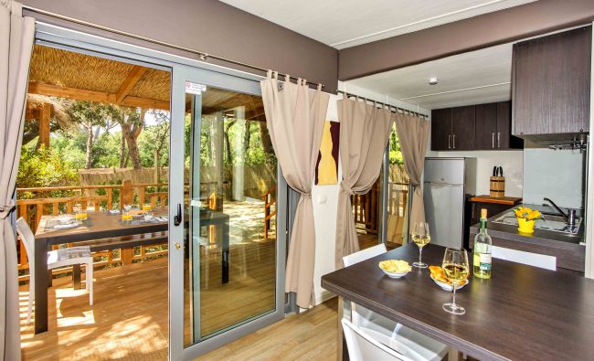 Cucina moderna con porte scorrevoli su terrazza.