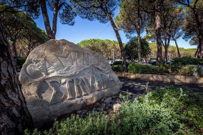 Un grande blocco di pietra con la scritta decorativa 