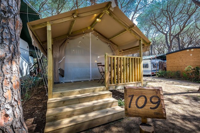 Tenda su veranda rialzata con gradini e insegna numero 109.