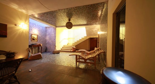 Interno accogliente con sedie a sdraio e illuminazione soffusa.