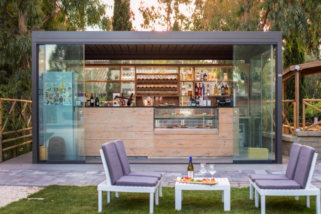 Chiosco moderno con sedie e tavolino.