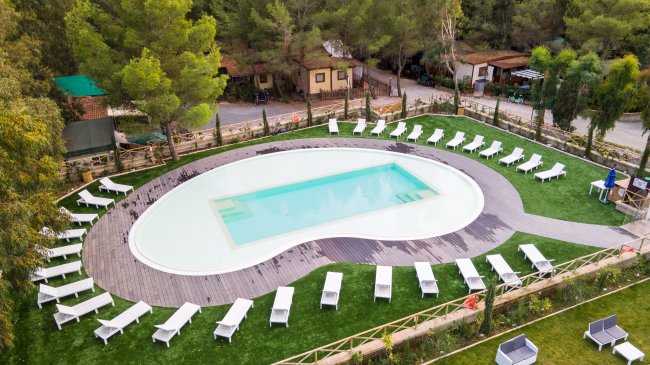 Vista dall'alto della piscina circondata da lettini.