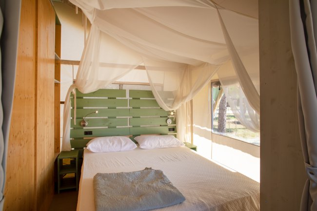 Letto con zanzariera in una tenda di lusso.