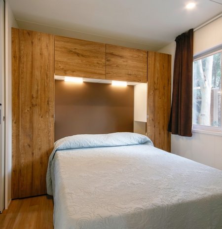 Camera matrimoniale con armadi in legno.