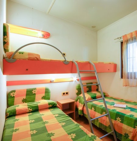 Stanza con letti a castello e decorazioni floreali.