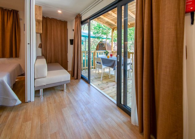 Interno moderno con divano e patio esterno.