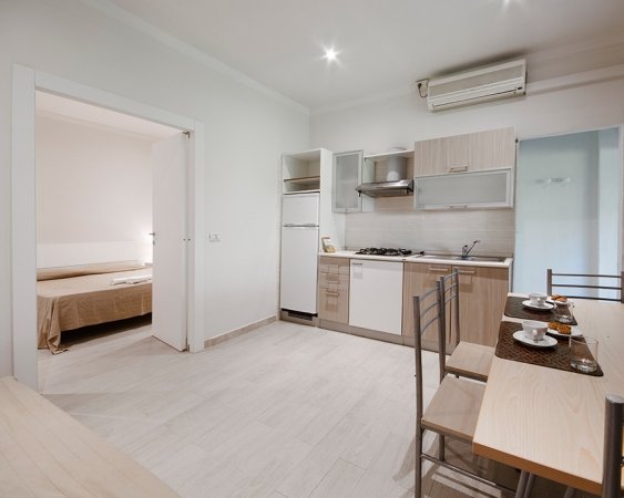 Cucina moderna con tavolo e sedie.