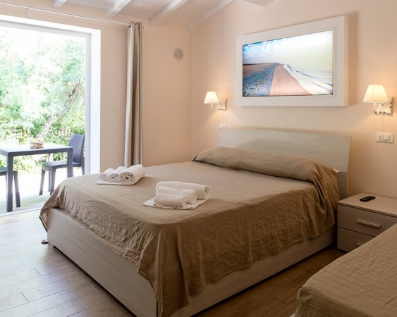 Camera da letto luminosa con letto matrimoniale.