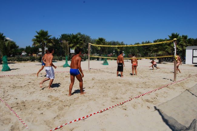 Partita di beach volley su sabbia.