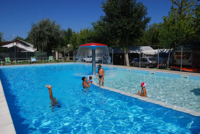 Persone che nuotano in una piscina all'aperto.