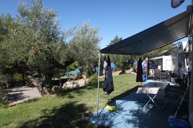 Area campeggio ombreggiata da un tendalino.