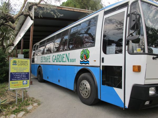Un autobus con scritta 