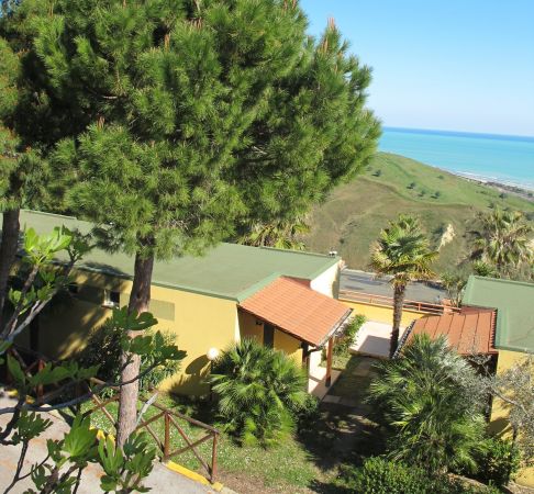 Vista sul mare e case immerse nel verde.