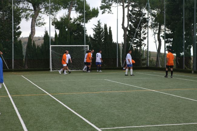 Partita di calcio su un campo all'aperto.