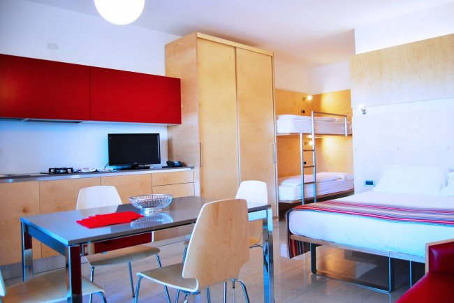 Monolocale con cucina e letto a castello.
