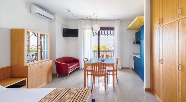 Interno di un appartamento con tavolo e sedie.