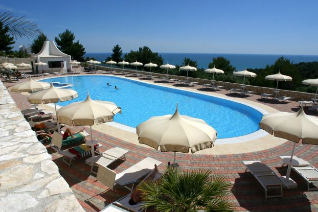 Piscina all'aperto con vista mare.